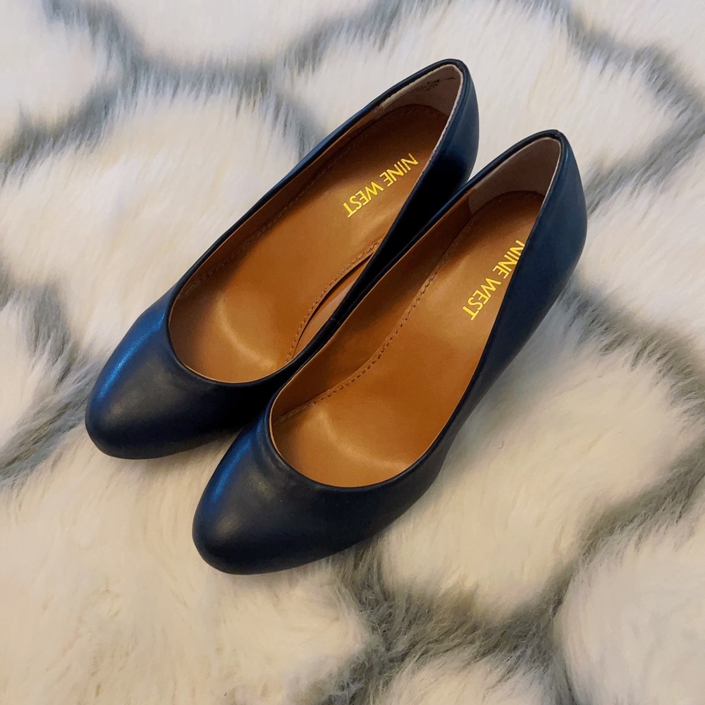 Nine West size 6 in Navy Blue